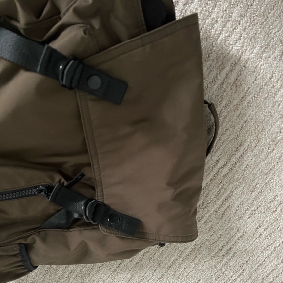 Artizia Golden by TNA altitude backpack - Shaw bag in olive army green - Picture 10 of 13